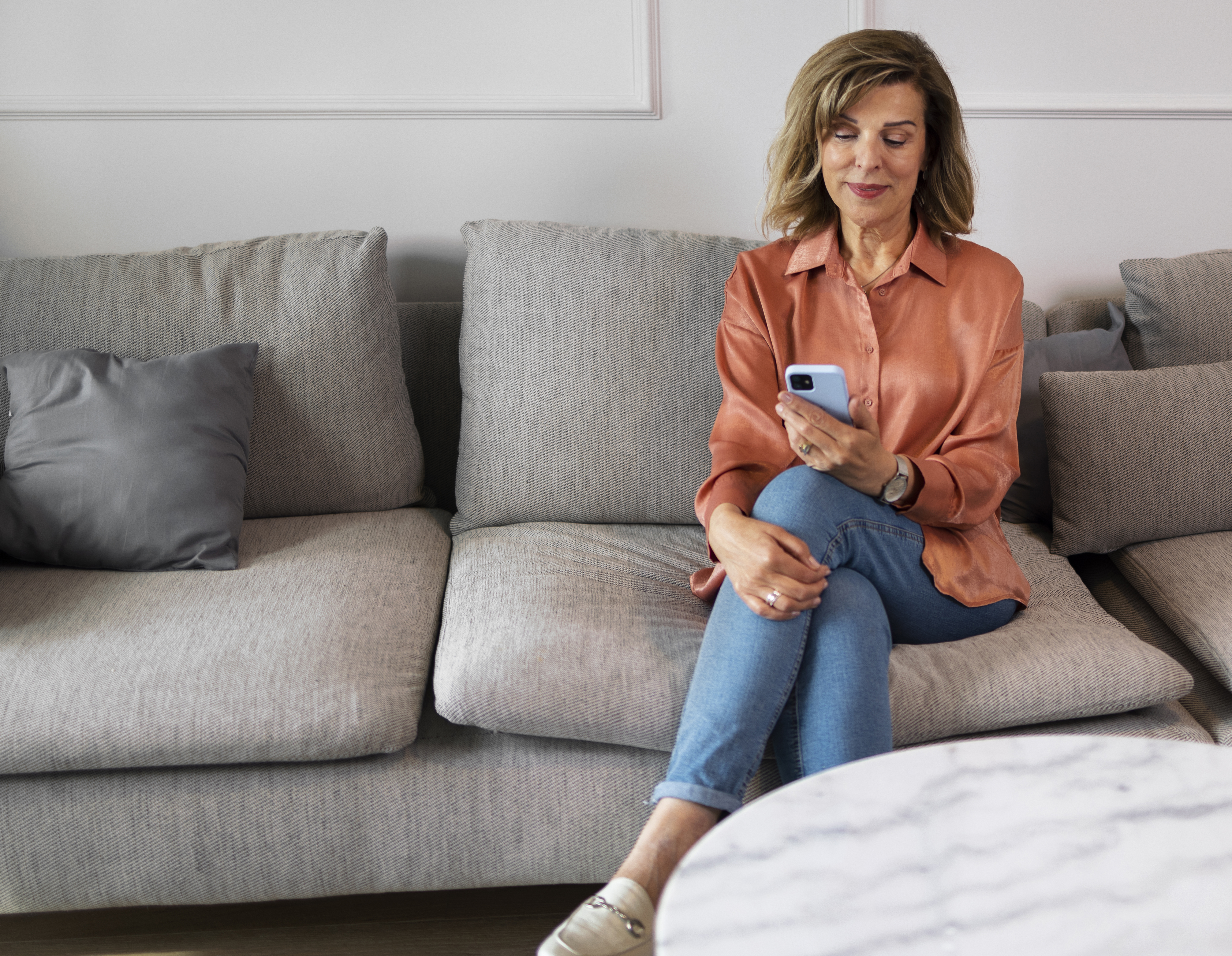 Persona usando Tegu desde su hogar